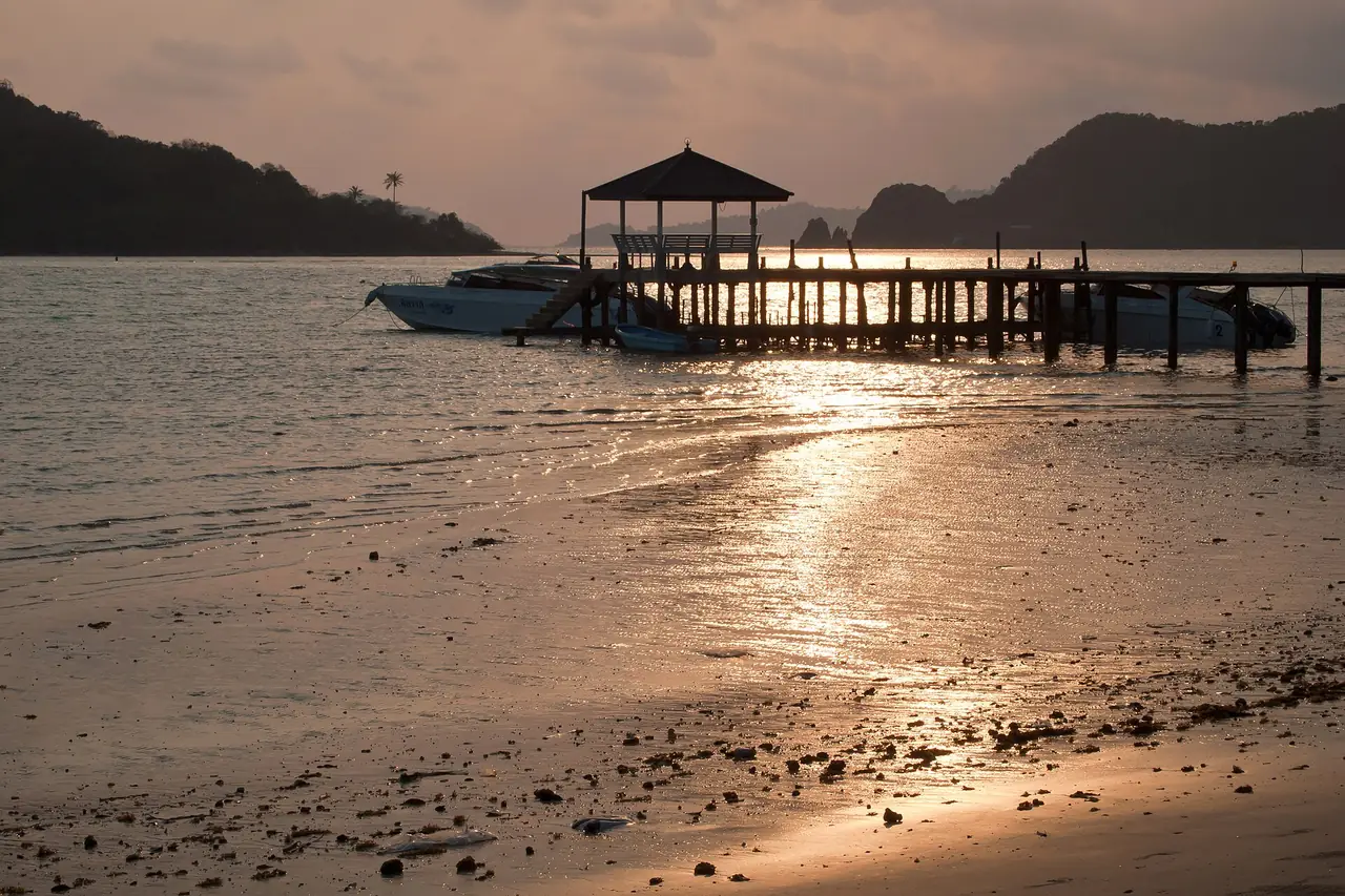 ท่าไม้ศาลาและเรือเร็วจอดรอที่ท่าเทียบตอนพระอาทิตย์ตกบนเกาะหมาก ภาพของ Vyacheslav Argenberg จาก Wikimedia Commons ตามคำบรรยายภาพบน Commons ไม่ใช่ท่าโดยสารหลัก