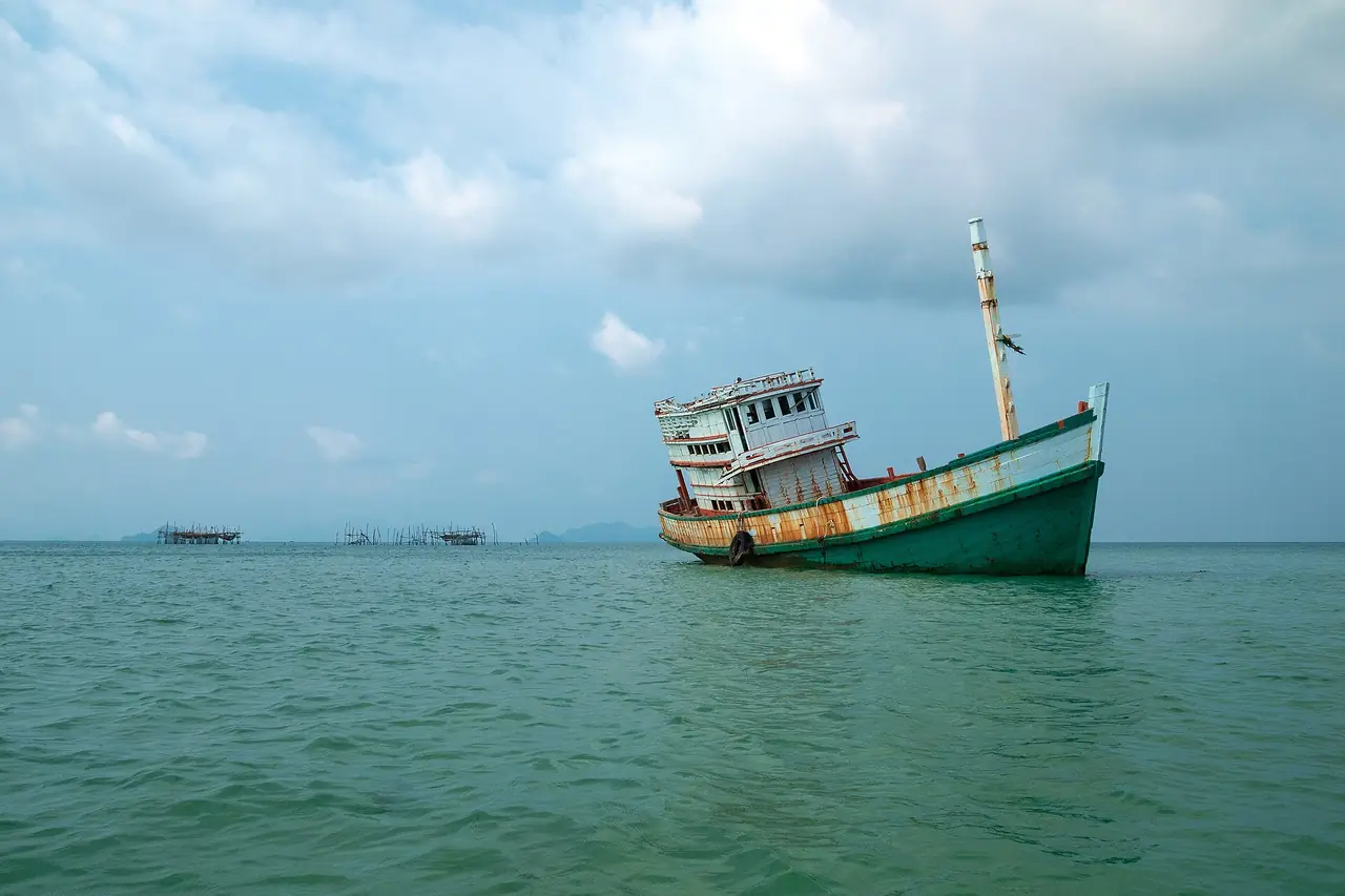 เรือประมงเกยตื้นเอียงกลางน้ำตื้น ตามคำบรรยายภาพบน Commons ชื่อภาพคือซากเรือในลากูน ถ่ายบนเกาะหมาก ภาพของ Vyacheslav Argenberg จาก Wikimedia Commons ใช้เป็นภาพประกอบ ไม่ใช่จุดดำน้ำ