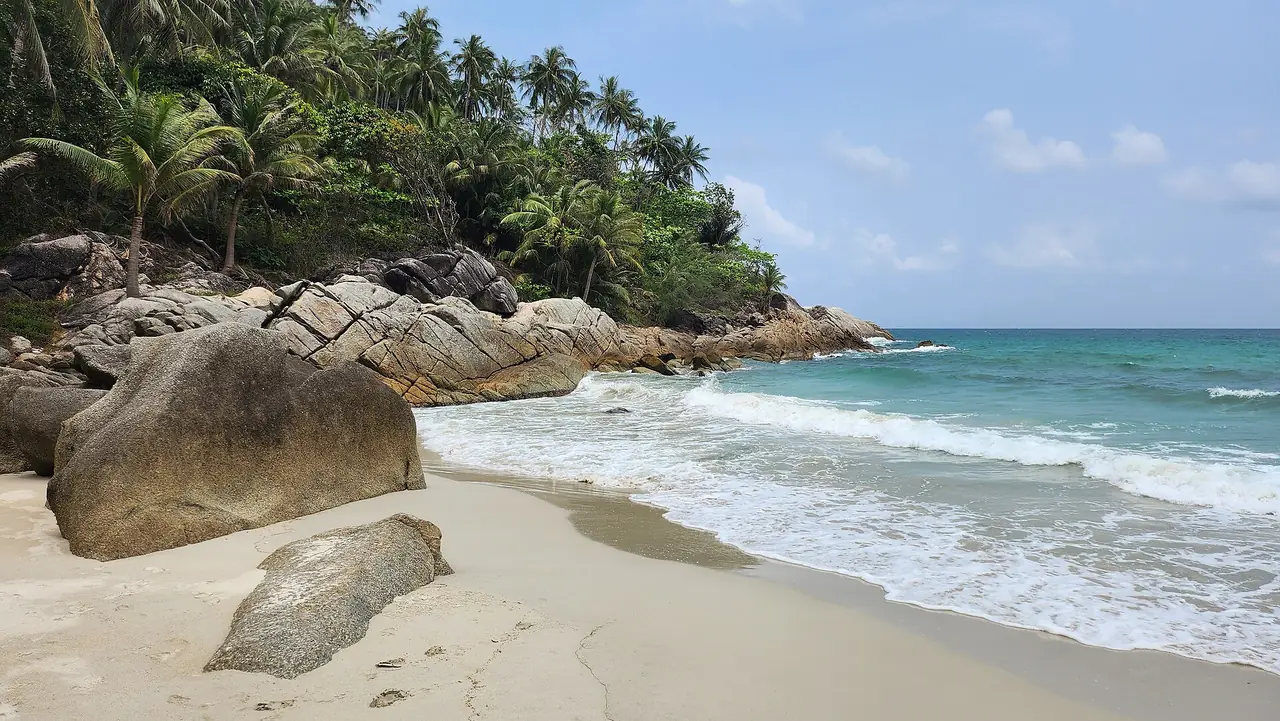 หาดขวดและก้อนหินใหญ่ปลายหาด ภาพถ่ายจาก Wikimedia Commons ถ่ายปี 2566