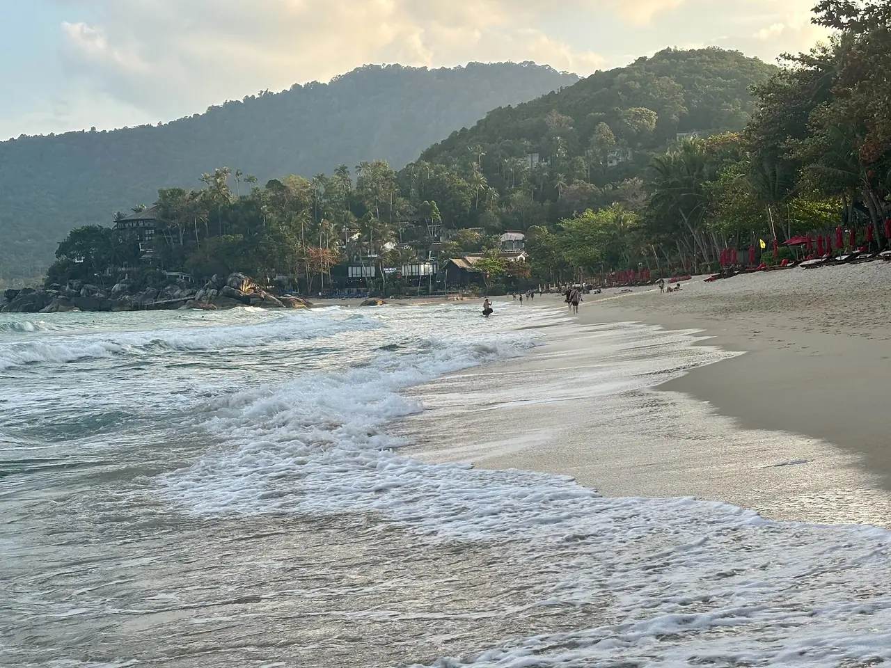หาดท้องนายปาน เกาะพะงัน ภาพถ่ายจาก Wikimedia Commons ปีที่ถ่ายไม่ระบุ