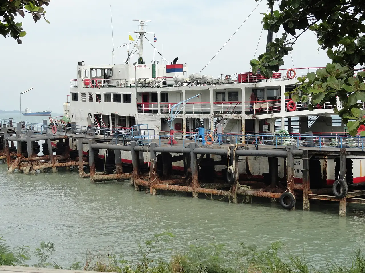 เรือเฟอร์รี่ของราชาเฟอร์รี่ที่จอดท่าดอนสัก ฝั่งแผ่นดินใหญ่ ภาพถ่ายจาก Wikimedia Commons ถ่ายหลายปีก่อน เรือปัจจุบันอาจต่างจากนี้