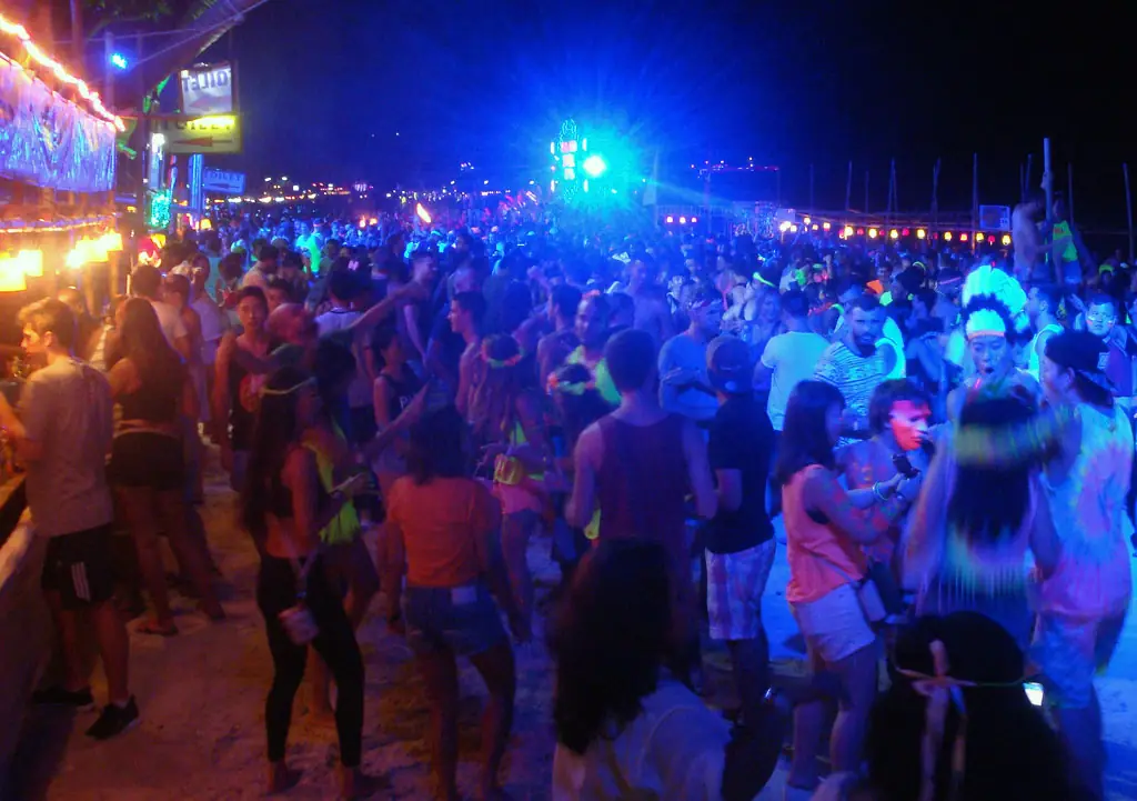 มองจากโขดหินลงมายังหาดริ้นนอกในคืนงาน 23 กุมภาพันธ์ 2559 หน้าที่พัก Paradise Bungalows ภาพถ่ายจาก Wikimedia Commons