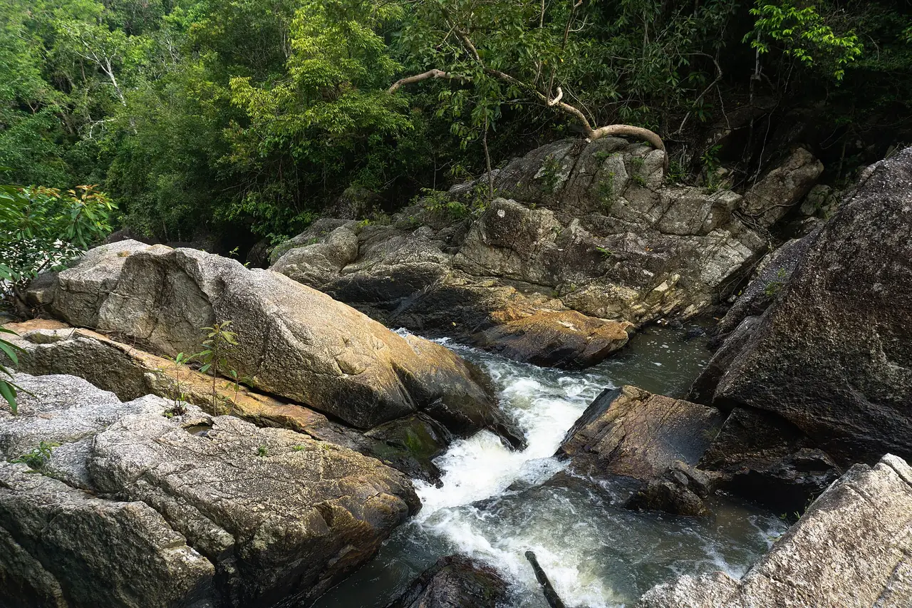 โขดหินและน้ำที่ไหลลงในหน้าน้ำตก อุทยานแห่งชาติธารเสด็จ-เกาะพะงัน ถ่ายเดือนพฤษภาคม 2561 ภาพถ่ายจาก Wikimedia Commons