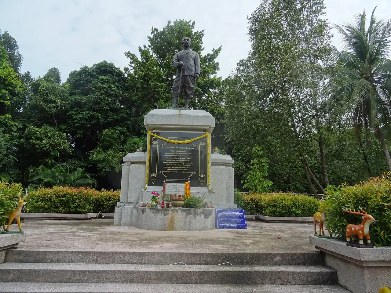 อนุสาวรีย์ที่ Commons ระบุว่าเป็นรูปรัชกาลที่ 5 ใกล้น้ำตกธารเสด็จ ภาพถ่ายจาก Wikimedia Commons