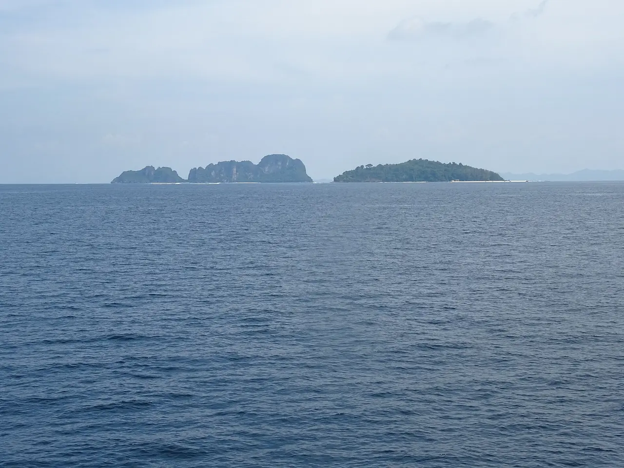 เกาะไม้ไผ่ (ขวา) และเกาะยูง (ซ้าย) มองจากเรือที่แล่นจากพีพีดอนไปกระบี่ ภาพถ่ายจาก Wikimedia Commons