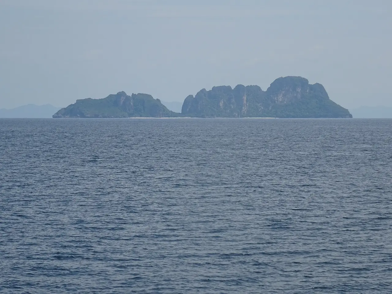 เกาะยูงมองจากเรือ ภาพถ่ายจาก Wikimedia Commons