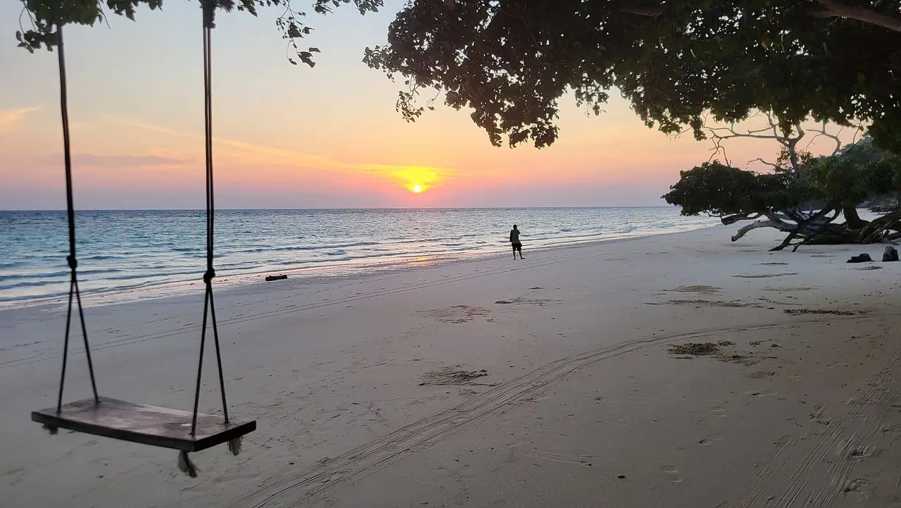ชายหาดและชิงช้าไม้ตอนพระอาทิตย์ตก บนเกาะพีพีดอน ภาพถ่ายต้นปี 2568 ผู้ถ่ายไม่ได้ระบุหาด เป็นภาพประกอบ ภาพถ่ายจาก Wikimedia Commons