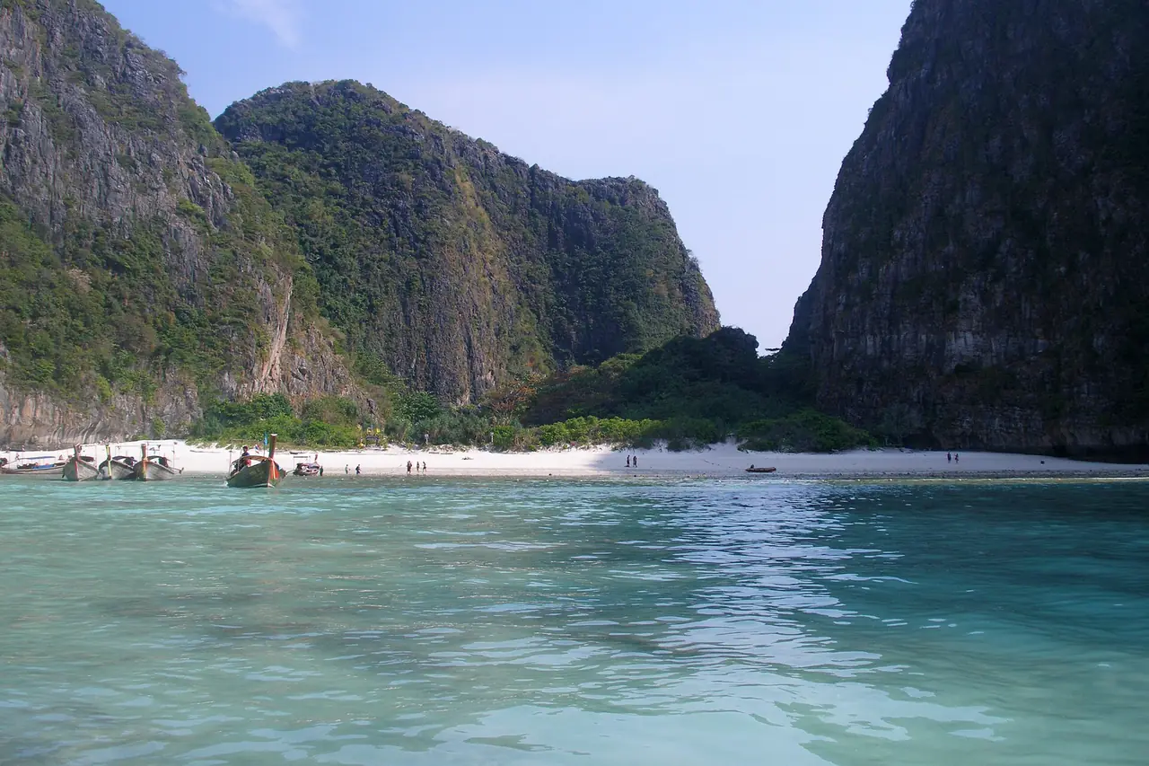 อ่าวมาหยามองจากผิวน้ำ ผาหินปูนสองข้างโอบอ่าว ภาพถ่ายจาก Wikimedia Commons