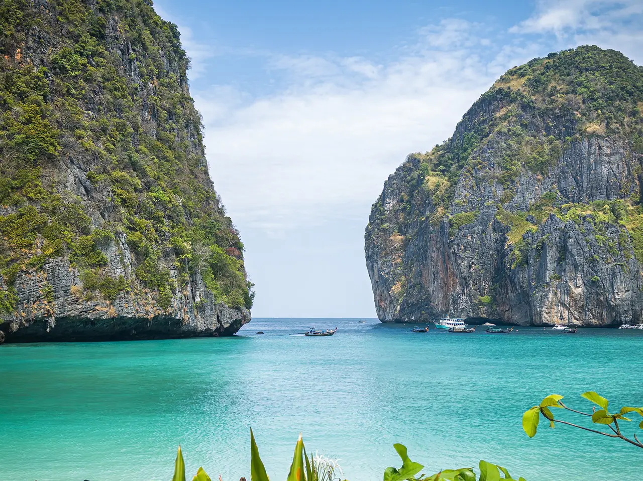 ชายหาดอ่าวมาหยามองจากใกล้ผาหินปูน นักท่องเที่ยวบนหาดทรายหน้าอ่าว ภาพถ่ายจาก Wikimedia Commons