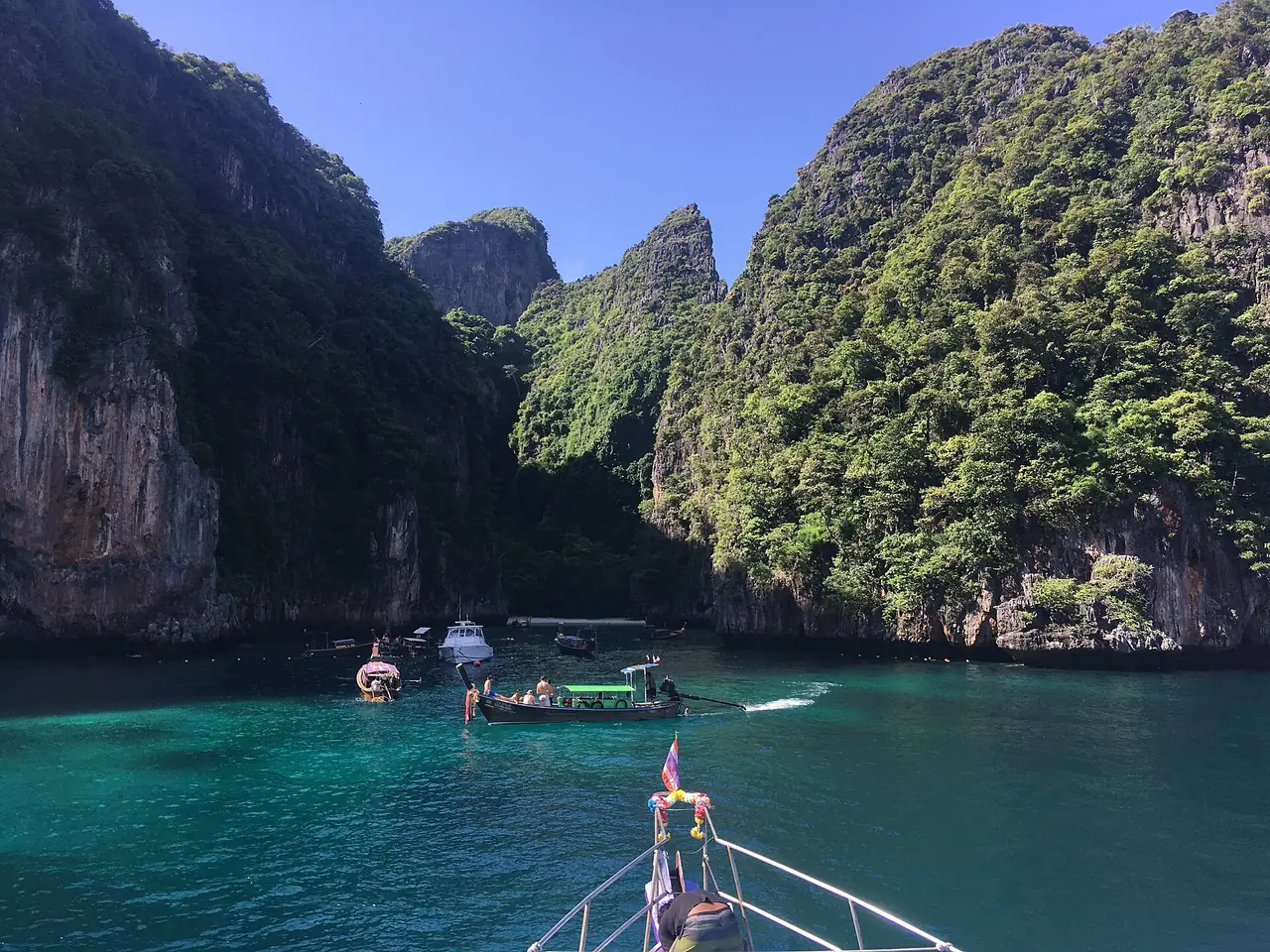 อ่าวโละซามะ ด้านหลังเกาะพีพีเล ที่ท่าลอยน้ำของอุทยานอยู่ ภาพถ่ายจาก Wikimedia Commons