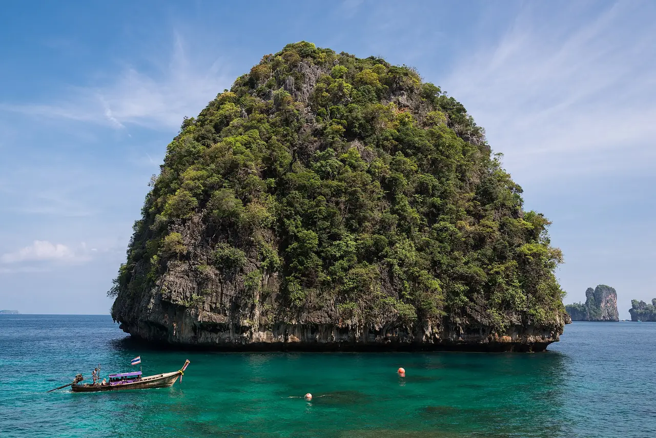 เกาะหินป่ารกกลมกลางอ่าวโละซามะ ทางด้านหลังเกาะพีพีเล ภาพถ่ายจาก Wikimedia Commons