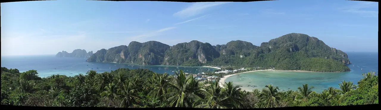ภาพพาโนรามาจากจุดชมวิวบนเกาะพีพีดอน เห็นแผ่นดินแคบและหาดสองฝั่ง ผู้ถ่ายไม่ได้ระบุว่าเป็นจุดที่เท่าไร ภาพถ่ายจาก Wikimedia Commons
