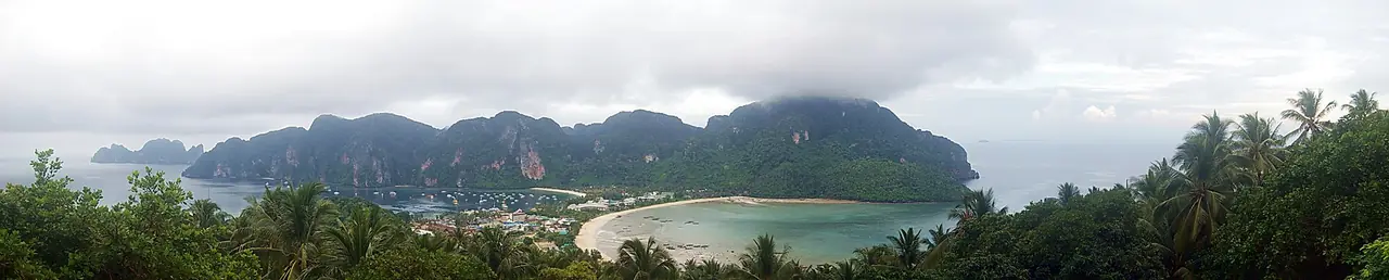 ภาพพาโนรามามองจากจุดชมวิวช่วงเช้า เมฆเกาะภูเขา ผู้ถ่ายระบุว่าราว 7 โมงเช้า ภาพถ่ายจาก Wikimedia Commons