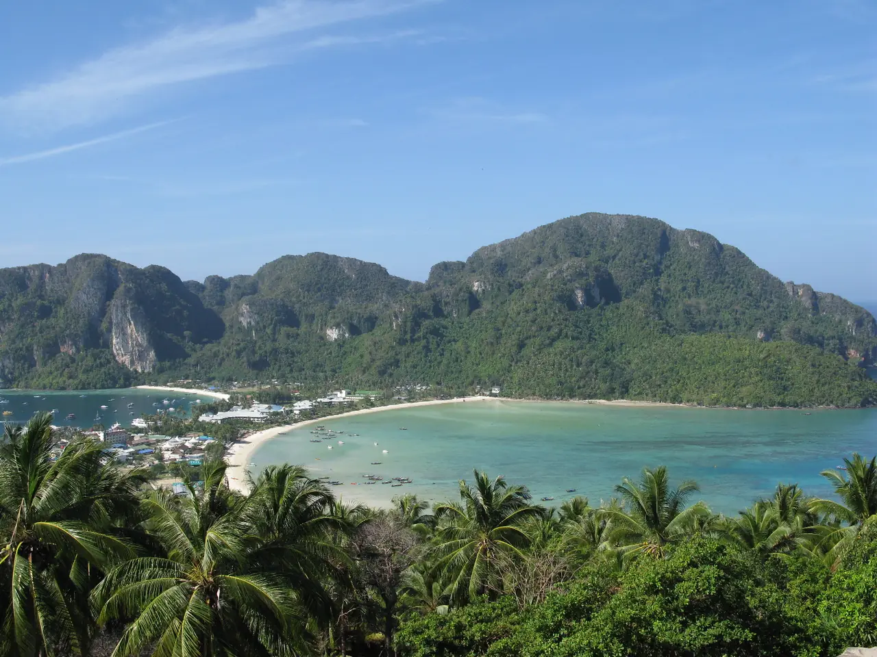 อ่าวต้นไทรและหมู่บ้านด้านล่าง มองจากจุดชมวิว ภาพถ่ายจาก Wikimedia Commons
