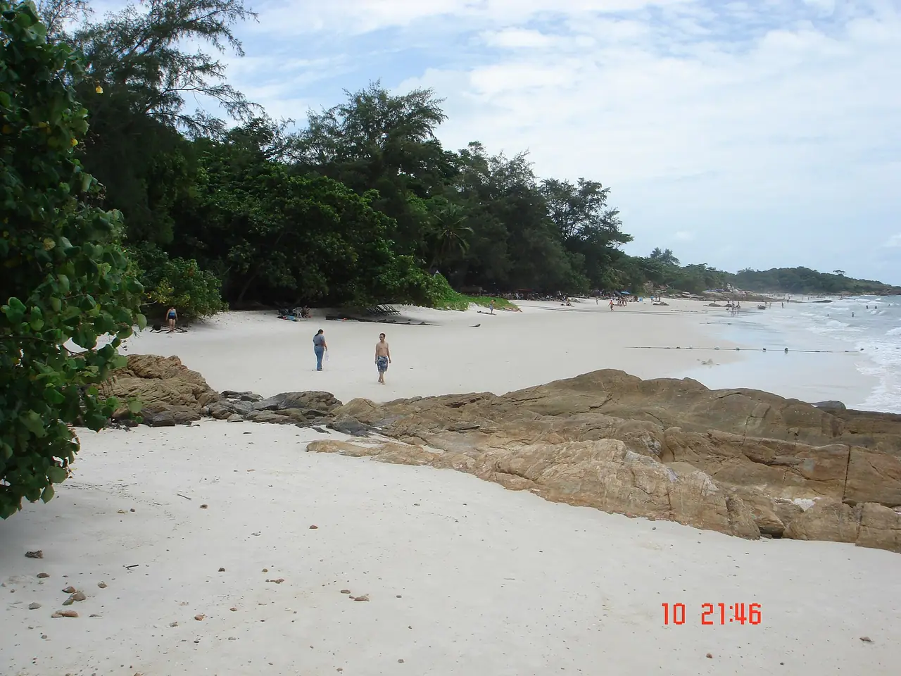 หาดทรายขาวมีโขดหินและแนวสนทะเลทางฝั่งตะวันออกของเกาะ ภาพถ่ายจาก Wikimedia Commons