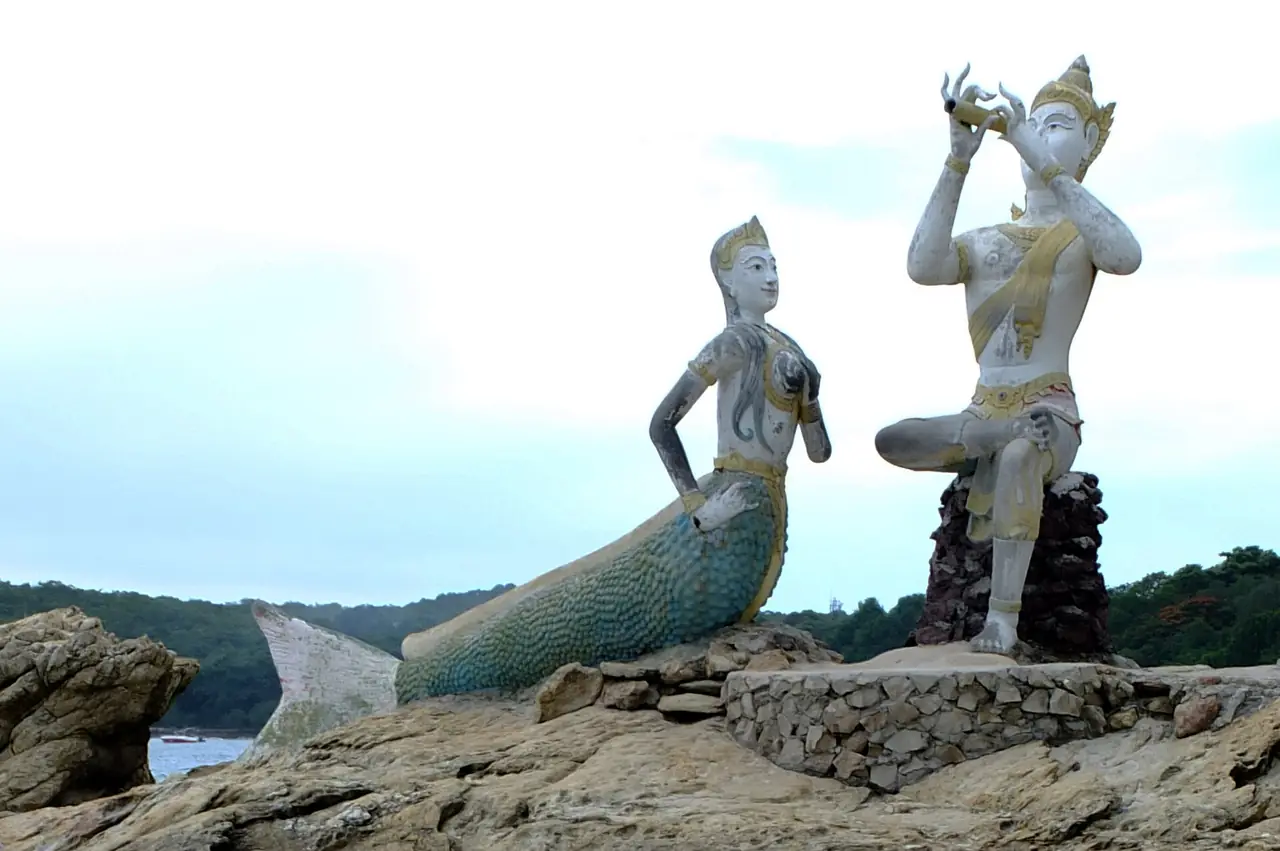 รูปปั้นนางเงือกและพระอภัยมณีบนโขดหิน ภาพถ่ายจาก Wikimedia Commons