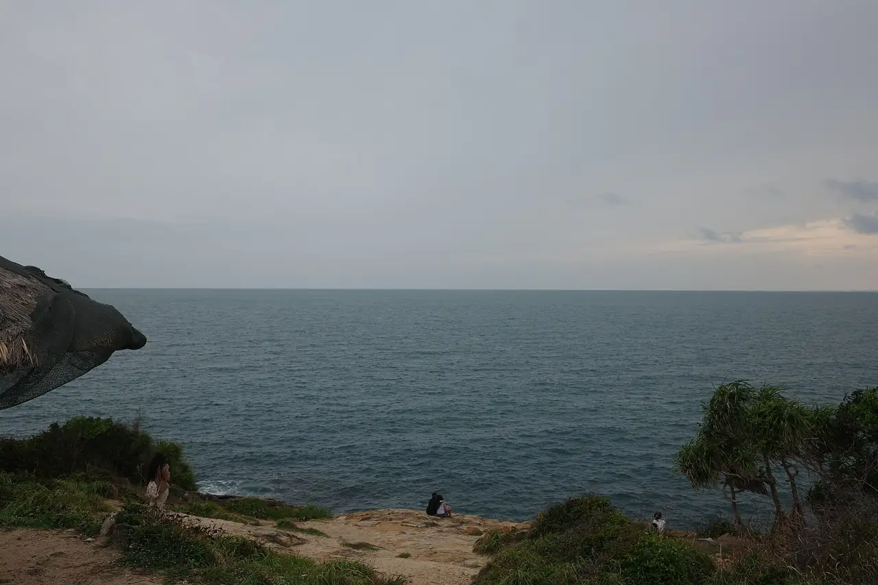 ทะเลมองจากจุดชมวิวบนหน้าผาของเกาะเสม็ด ภาพถ่ายจาก Wikimedia Commons