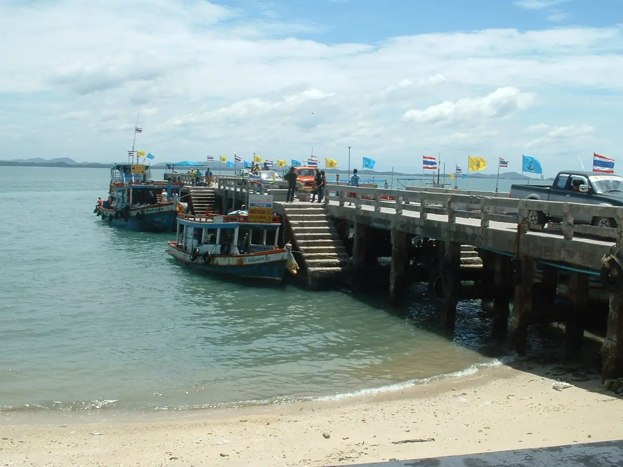 สะพานท่าเรือไม้และเรือโดยสารจอดเทียบท่า ภาพถ่ายจาก Wikimedia Commons