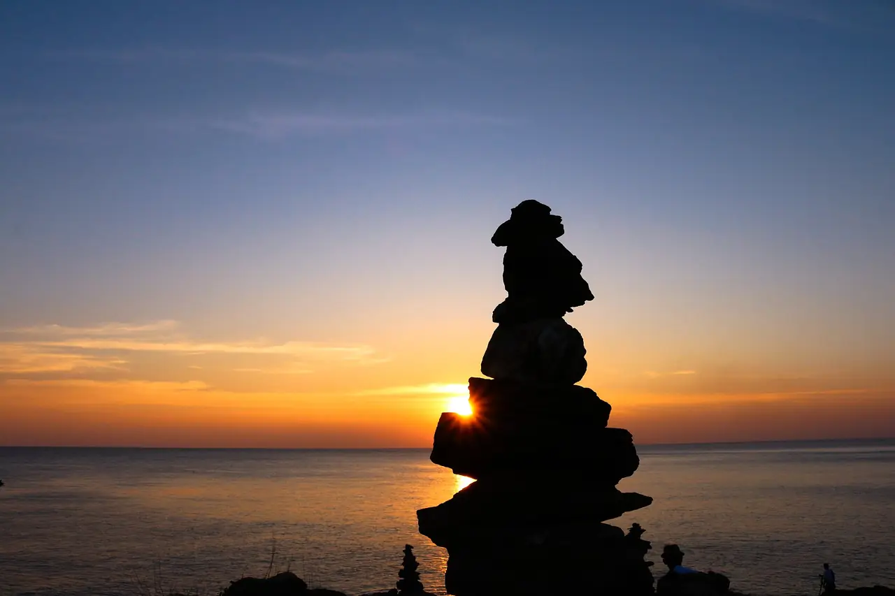 กองหินซ้อนสูงเป็นเงาดำตัดกับแสงพระอาทิตย์ตกในอุทยานแห่งชาติ ภาพถ่ายจาก Wikimedia Commons