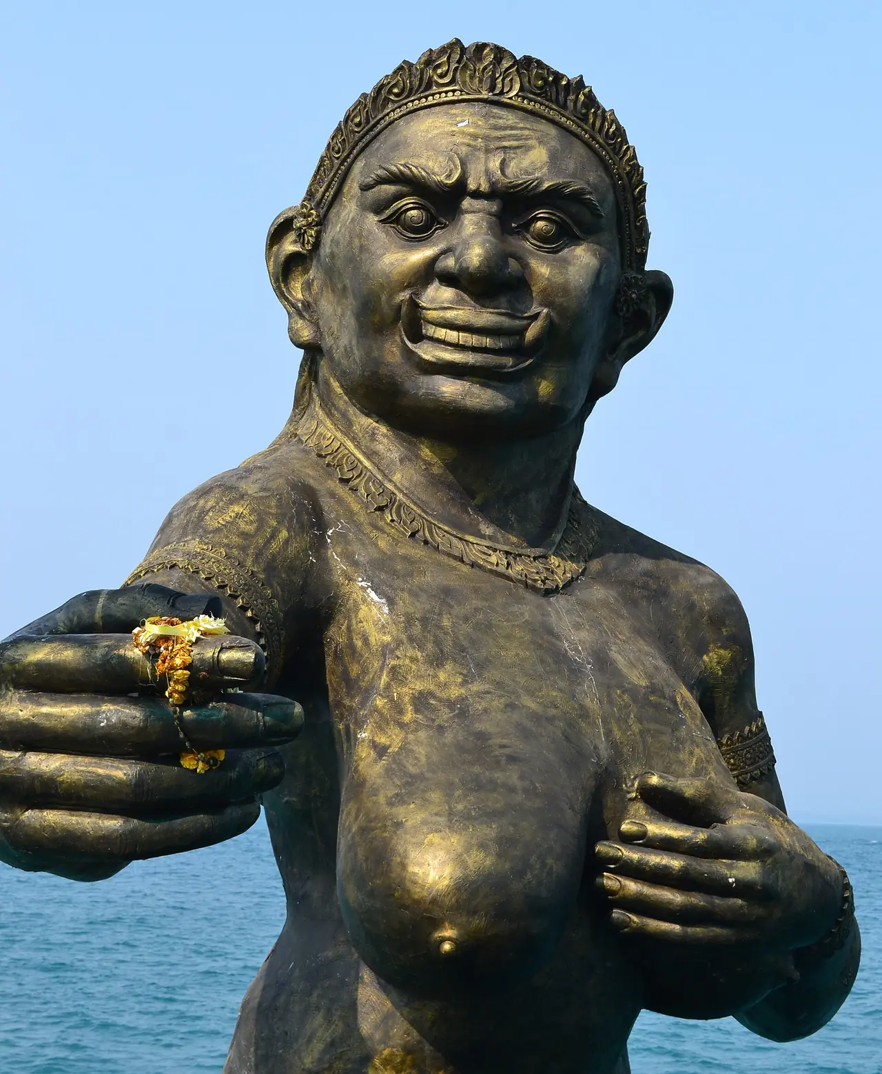 รูปปั้นนางผีเสื้อสมุทรใกล้ท่าเรือหลักของเกาะ ภาพถ่ายจาก Wikimedia Commons