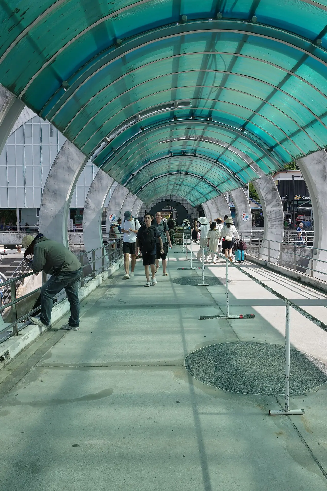 ทางเดินมีหลังคาและพื้นกระจกที่ทางเข้าท่าเรือหน้าด่าน ภาพถ่ายจาก Wikimedia Commons