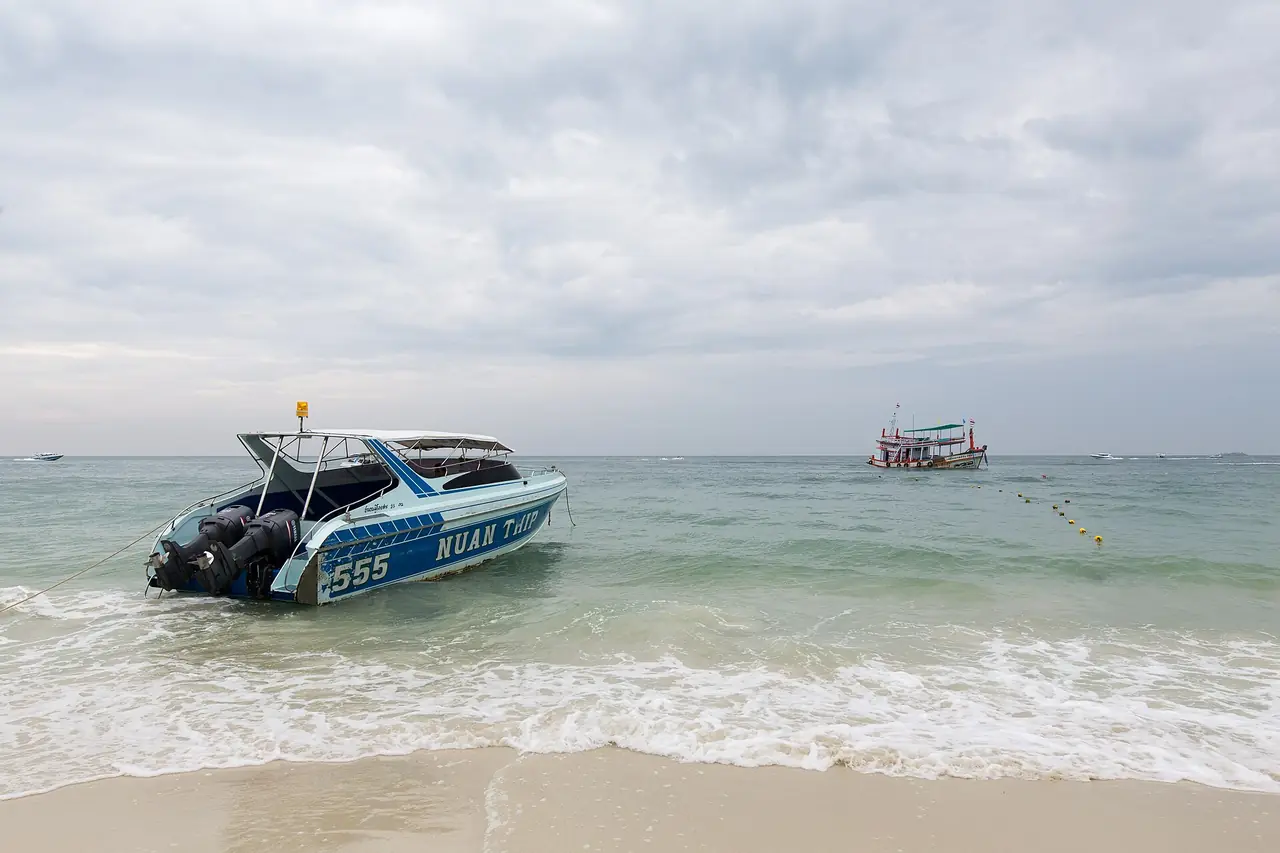 เรือเร็วจอดเกยชายหาดบนเกาะเสม็ด ภาพถ่ายจาก Wikimedia Commons
