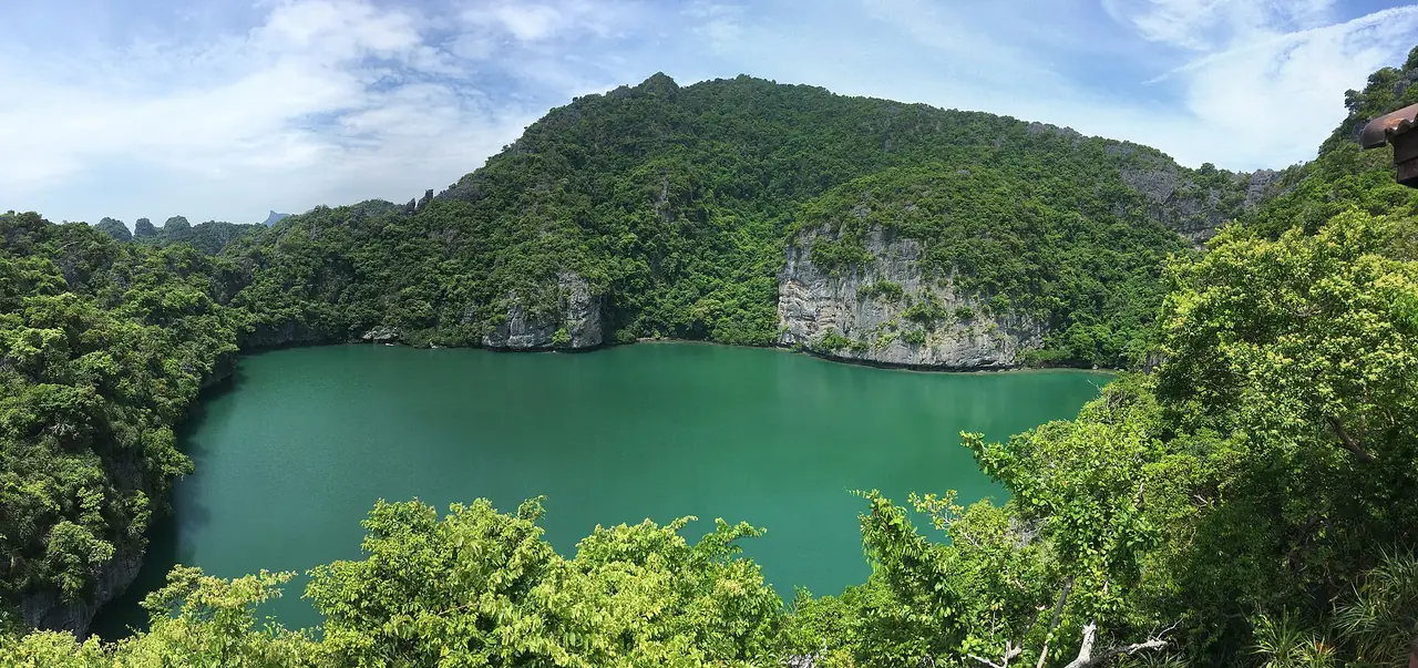 ทะเลในบนเกาะแม่เกาะ ทะเลสาบน้ำเค็มในอุทยานแห่งชาติหมู่เกาะอ่างทอง ภาพถ่ายจาก Wikimedia Commons
