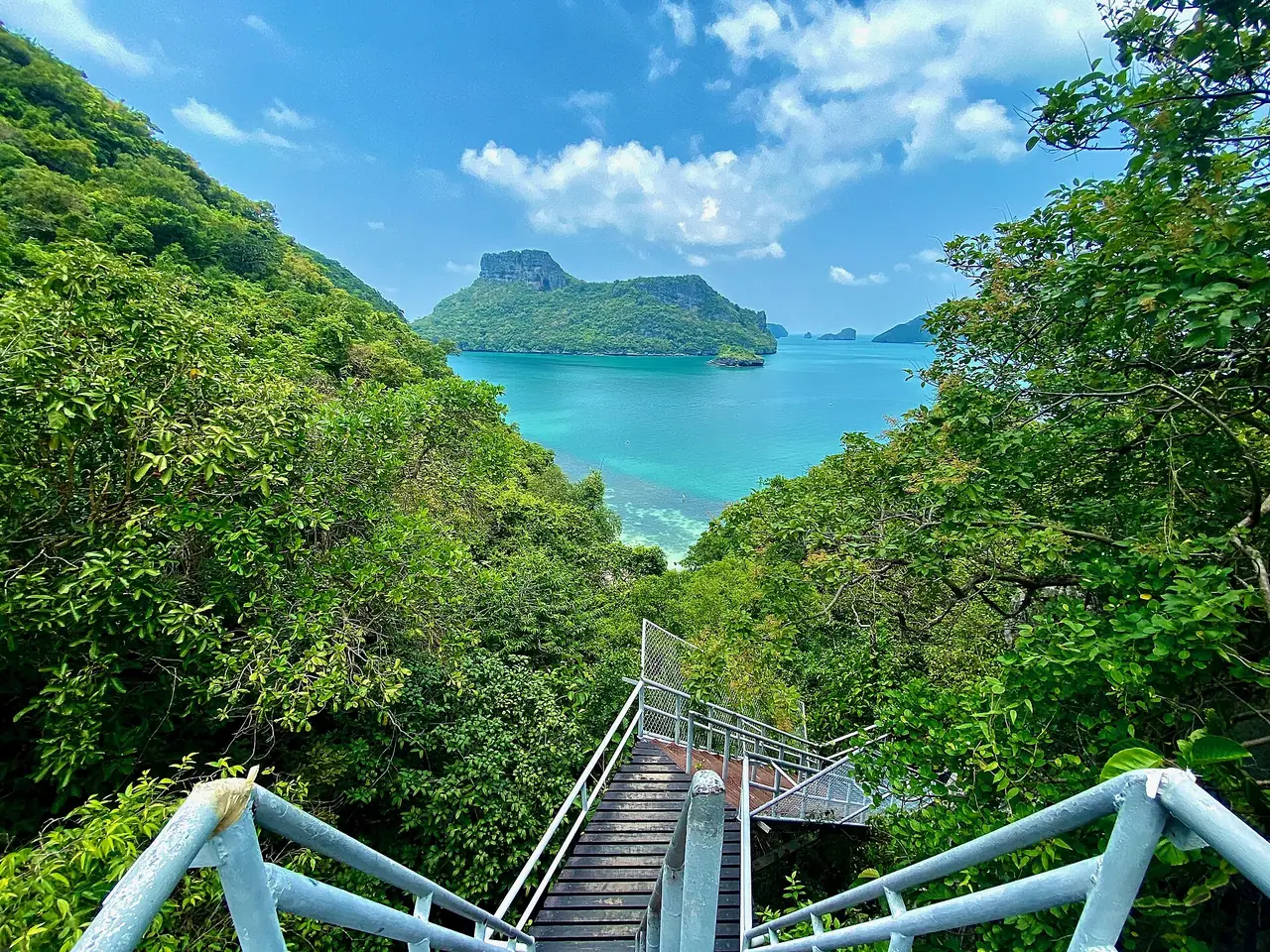 บันไดเดินขึ้นจุดชมวิวทะเลในบนเกาะแม่เกาะ ภาพถ่ายจาก Wikimedia Commons
