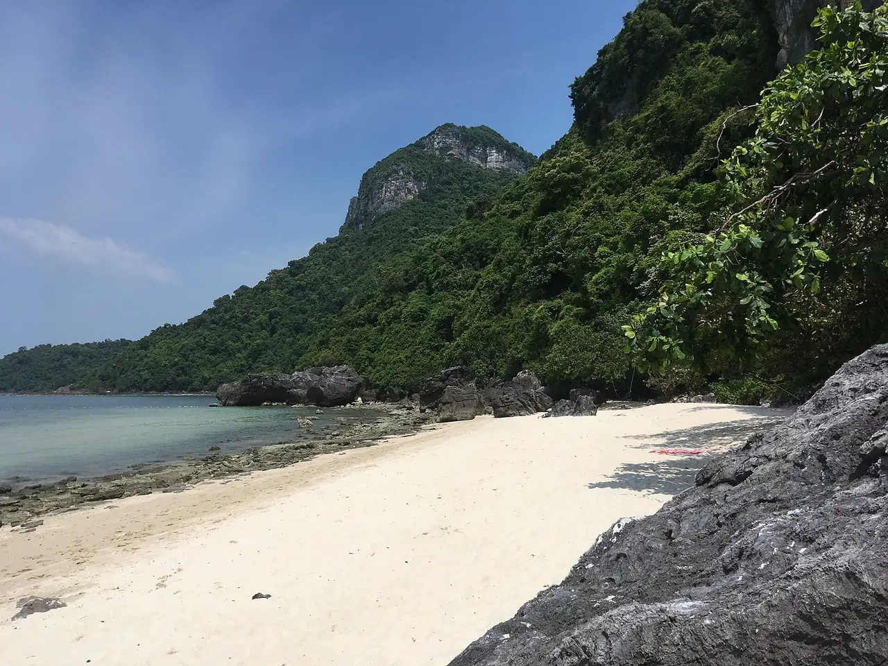 หาดทรายบนเกาะวัวตาหลับในอุทยานแห่งชาติหมู่เกาะอ่างทอง ภาพถ่ายจาก Wikimedia Commons