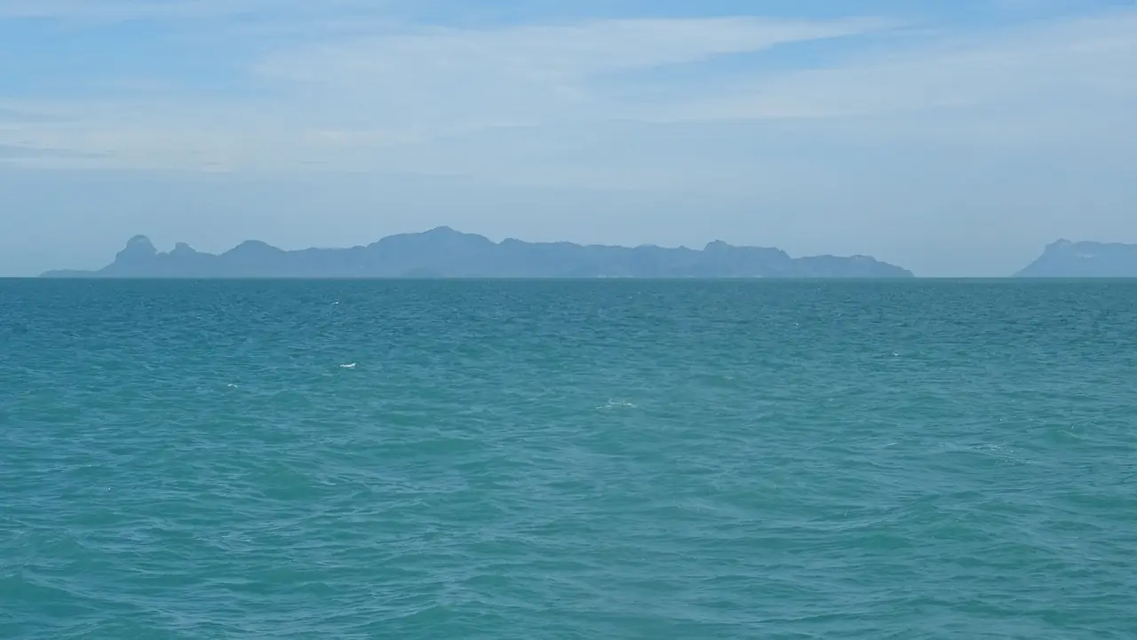 เกาะพะลวยมองเห็นเกาะวัวตาหลับทางขวา ภาพถ่ายจาก Wikimedia Commons