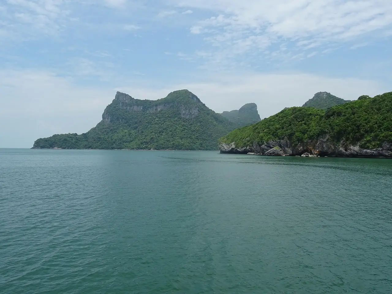 เกาะวัวตาหลับและเกาะฟีในอุทยานแห่งชาติหมู่เกาะอ่างทอง ภาพถ่ายจาก Wikimedia Commons