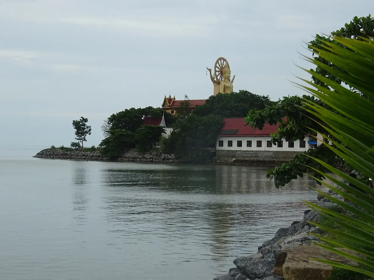 บันไดและรูปปั้นที่วัดพระใหญ่ ภาพถ่ายจาก Wikimedia Commons