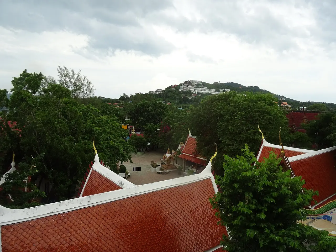 รูปปั้นรอบวัดพระใหญ่ ภาพถ่ายจาก Wikimedia Commons