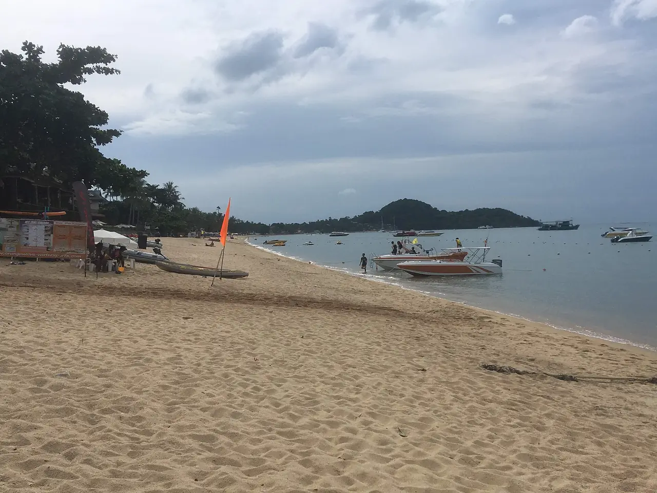 หาดบ่อผุด ทางเหนือของเกาะสมุย ภาพถ่ายจาก Wikimedia Commons