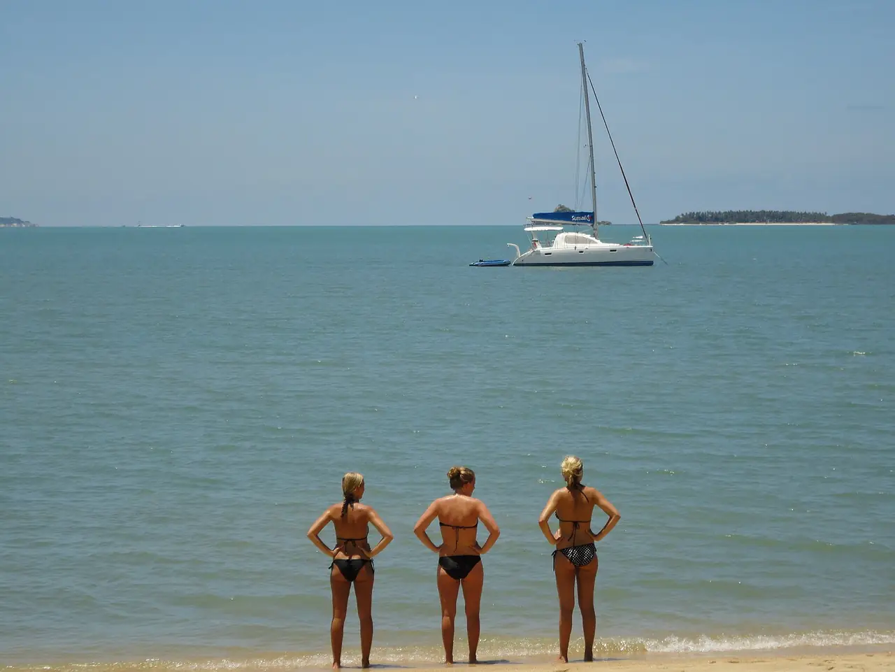 หาดบ่อผุดและแนวต้นไม้ริมหาด ภาพถ่ายจาก Wikimedia Commons