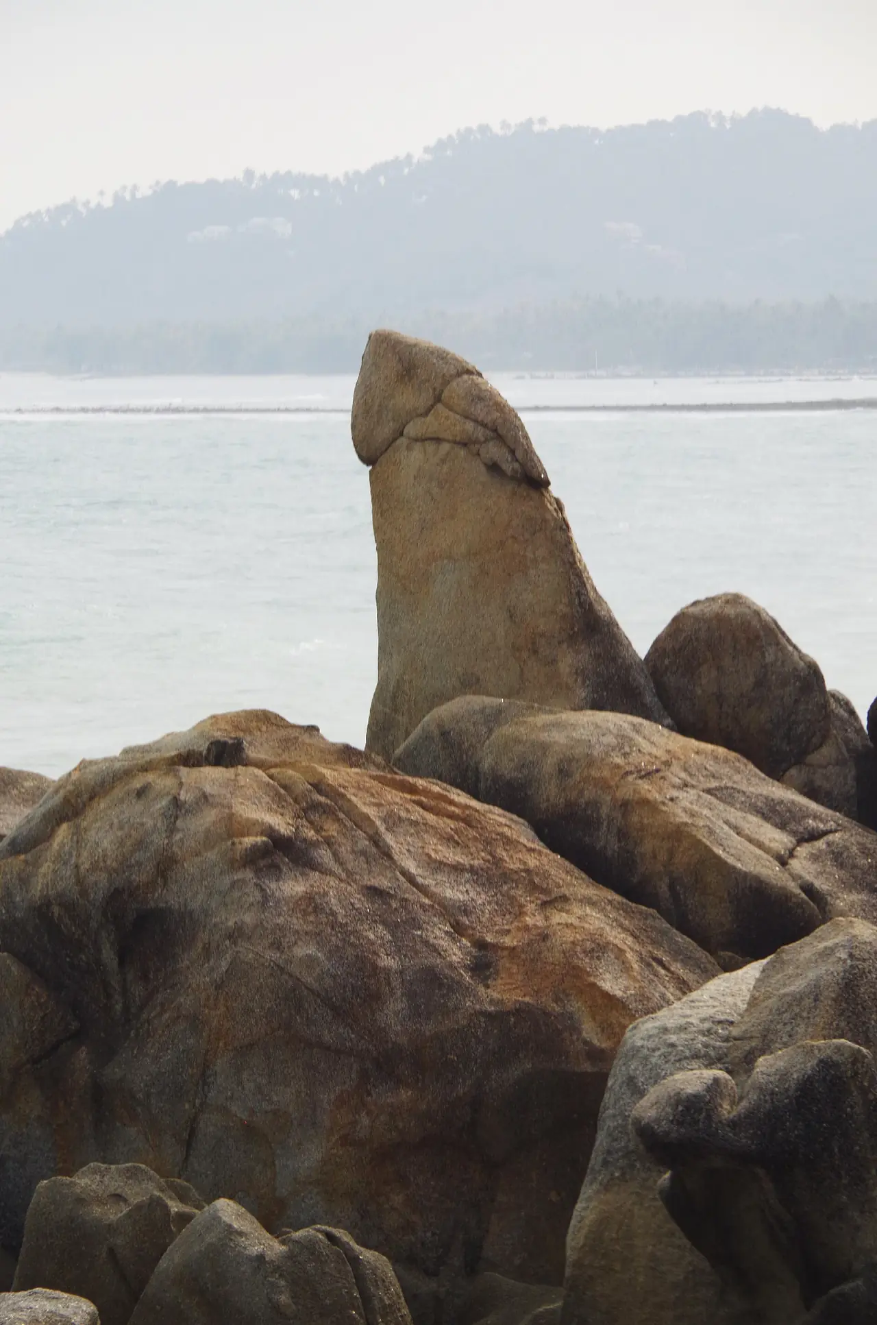หินตาที่หาดละไม เกาะสมุย ภาพถ่ายจาก Wikimedia Commons