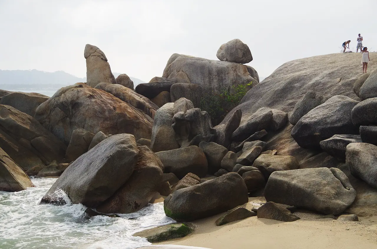 หินยายที่ชายหาดใกล้หินตา เกาะสมุย ภาพถ่ายจาก Wikimedia Commons