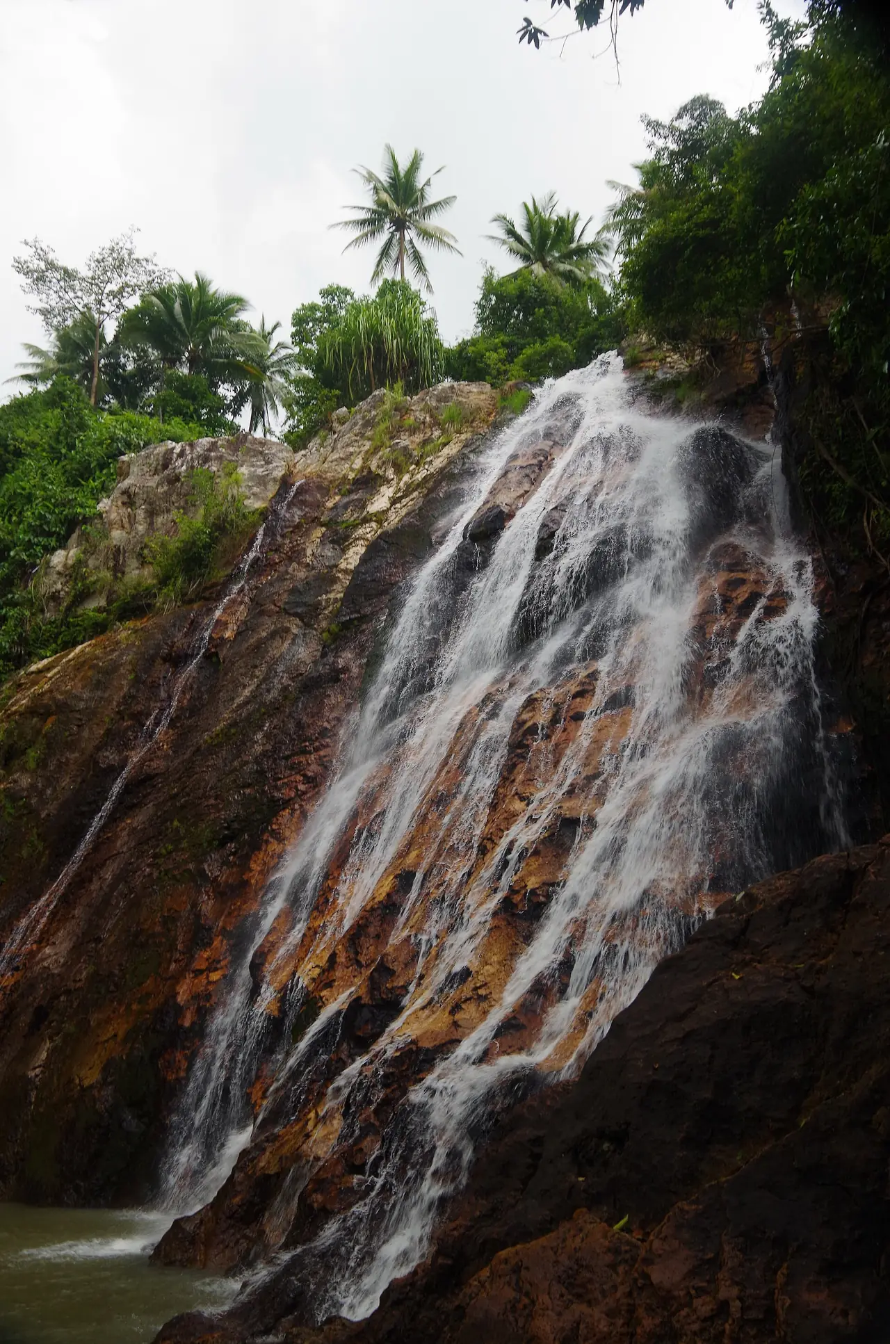 น้ำตกหน้าเมือง 2 เกาะสมุย ภาพถ่ายจาก Wikimedia Commons