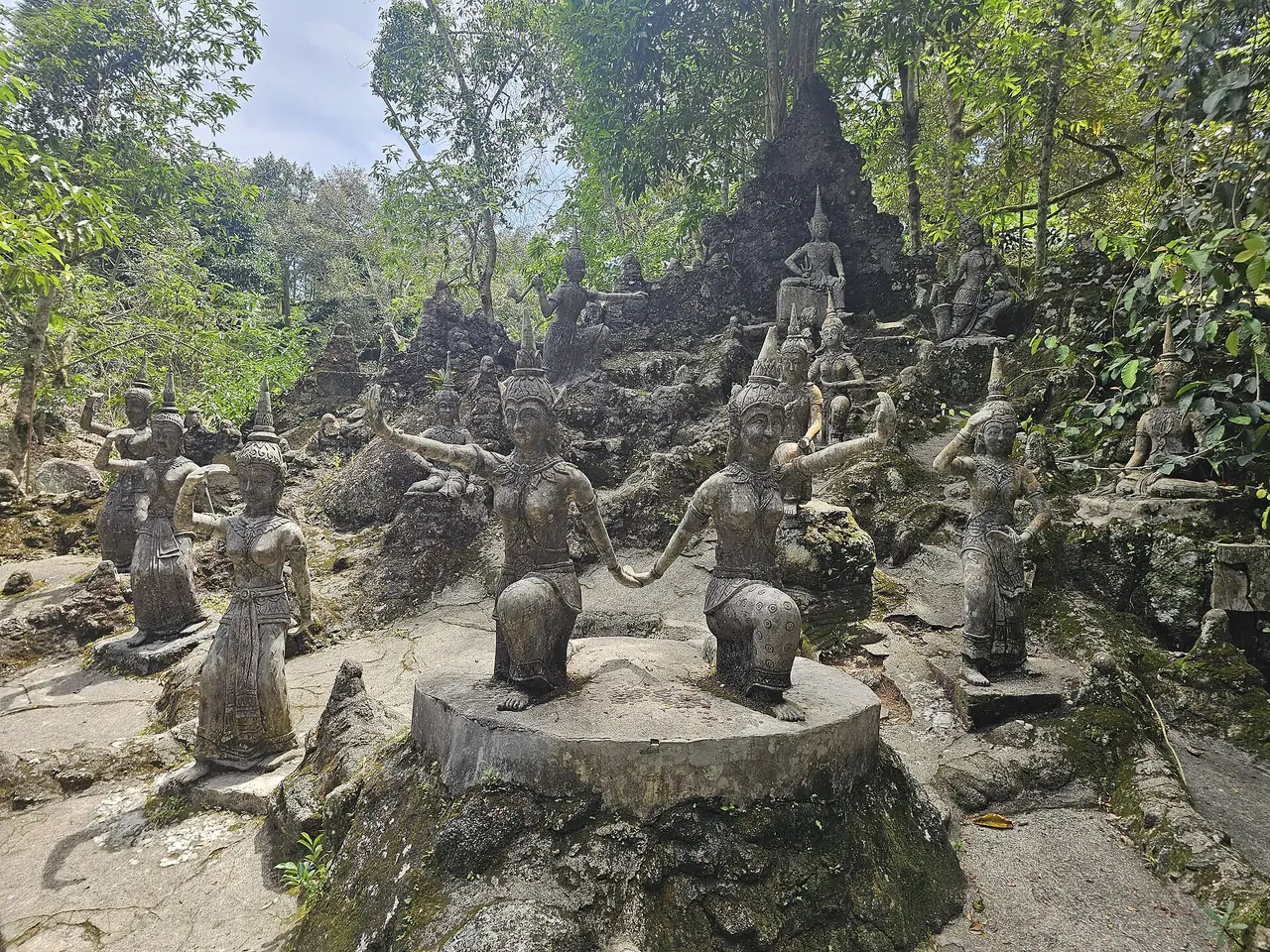 รูปปั้นในสวนพระพุทธรูปลับ เกาะสมุย ภาพถ่ายจาก Wikimedia Commons