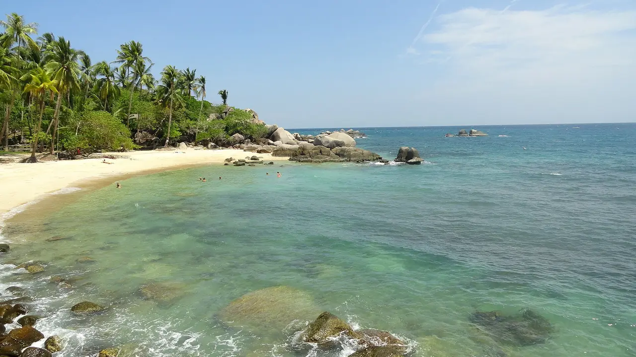 หาดทรายนวล 1 หาดทางเหนือและใหญ่กว่าในสองหาดที่ติดกัน เกาะเต่า ภาพของ Fabio Achilli จาก Wikimedia Commons