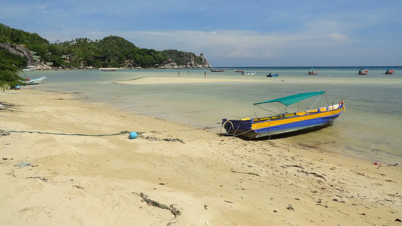 หาดโฉลกบ้านเก่า เกาะเต่า เรือหางยาวจอดบนทรายและสันทรายไปทางแหลม ภาพของ Fabio Achilli จาก Wikimedia Commons