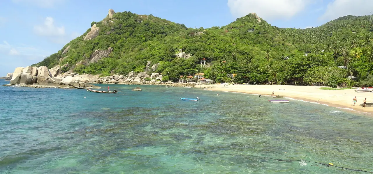 อ่าวโตนด เกาะเต่า แหลมเขียวและน้ำตื้นใส ภาพของ Fabio Achilli จาก Wikimedia Commons