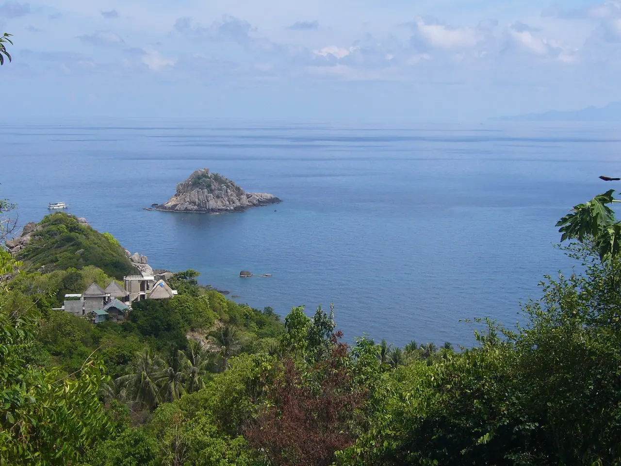 เกาะฉลาม (Shark Island) เกาะหินเล็ก ๆ ทางใต้ของเกาะเต่า มองจากชายฝั่ง ภาพของ Nick Steemans จาก Wikimedia Commons