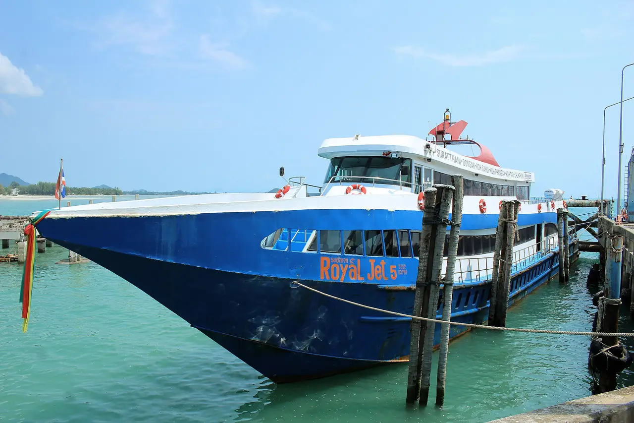 เรือเร็ว Royal Jet 5 ของ Songserm Express ที่จอดท่า ซึ่งไฟล์ระบุว่าเป็นเรือสายสุราษฎร์ธานี ดอนสัก สมุย พะงัน เต่า ชุมพร ภาพของ Per Meistrup จาก Wikimedia Commons ไม่ได้ยืนยันว่ายังให้บริการในปี 2569
