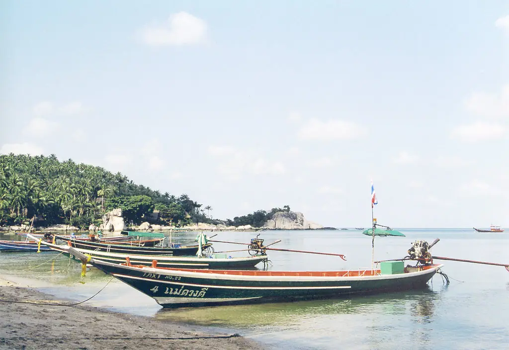 เรือหางยาวจอดหน้าหาดที่แม่หาด เกาะเต่า ไม่มีข้อมูลปีที่ถ่ายใน Wikimedia Commons