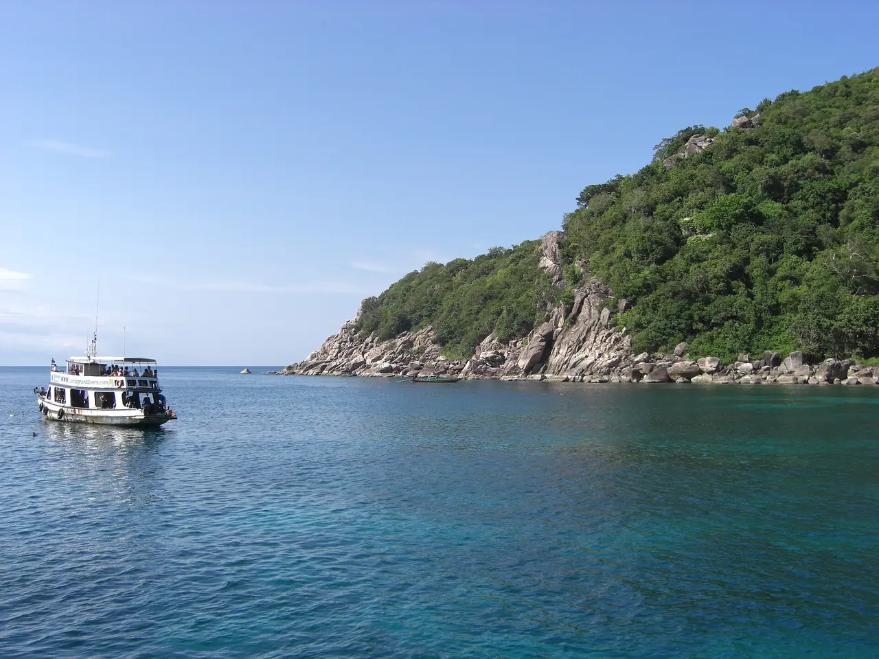 อ่าวม่วง (Mango Bay) ทางเหนือของเกาะเต่า มองจากเรือดำน้ำ ภาพของ ScorpioZZ จาก Wikimedia Commons ไม่ใช่ภาพจากจุดชมวิว