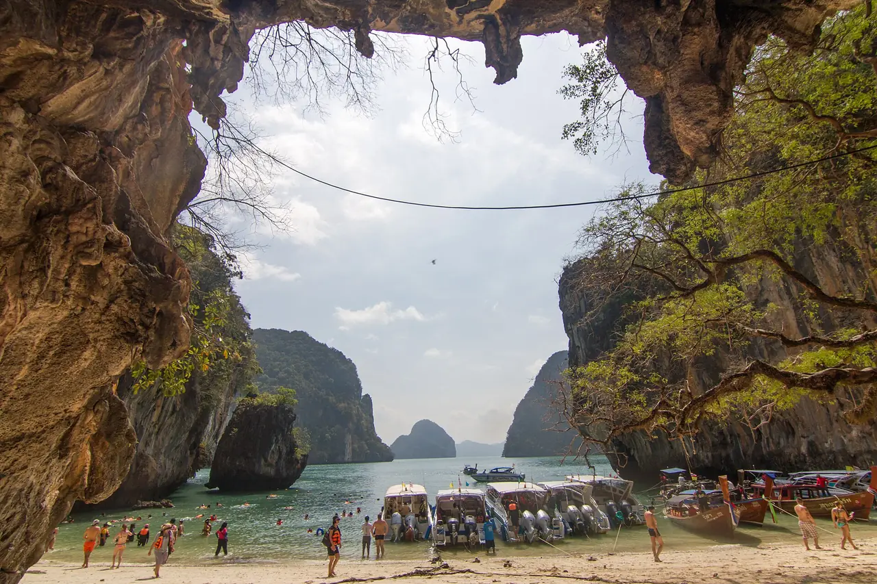 ปากถ้ำหินปูนที่เปิดสู่หาดและเรือจอด มองจากด้านในถ้ำออกไปเห็นเกาะอีกฝั่ง ภาพของ Maksym Kozlenko จาก Wikimedia Commons ตามชื่อภาพเป็นเกาะละเลาลาดิง ถ่ายเมื่อ เม.ย. 2559