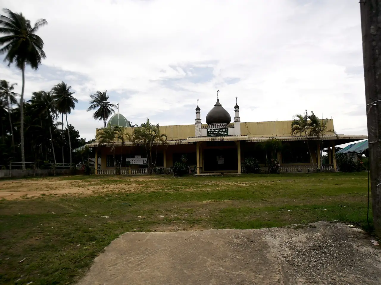 มัสยิดหลังเล็กมีหอคอยและต้นมะพร้าวรอบ ๆ บนเกาะยาวใหญ่ ภาพของ xkidx จาก Wikimedia Commons ตามคำบรรยายภาพบน Commons เป็นมัสยิดบนเกาะยาวใหญ่ ไม่ระบุหมู่บ้าน ใช้ประกอบเรื่องชุมชนมุสลิม