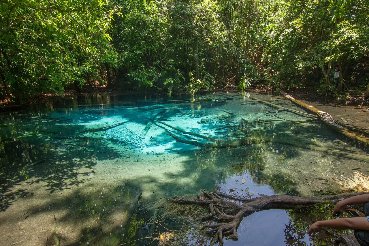 สระน้ำสีฟ้า (Blue Pool) ที่สระมรกต ภาพถ่ายจาก Wikimedia Commons