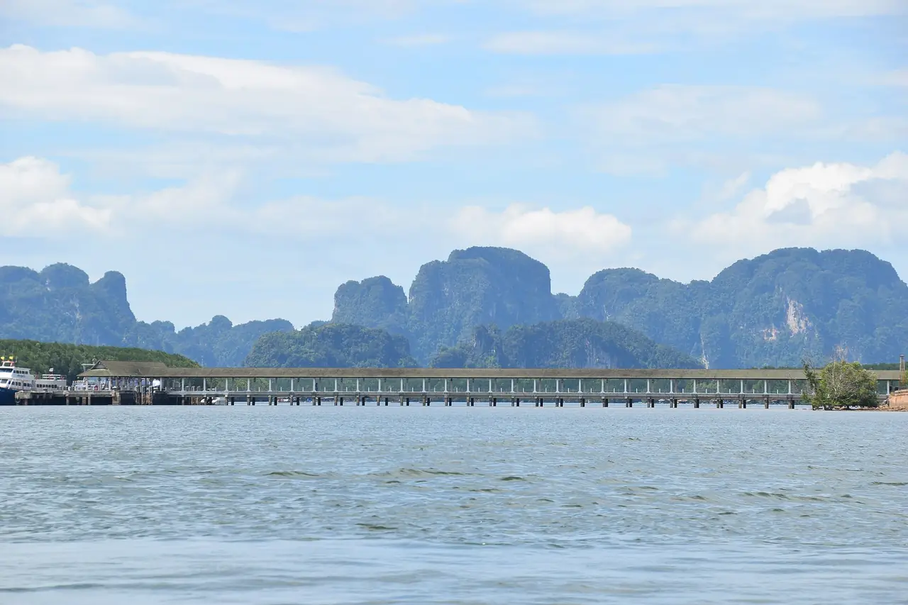 ภาพประกอบ กระบี่: ท่าเรือเฟอร์รี่คลองจิหลาดไปเกาะพีพี: เวลาเรือ ราคา วิธีไปท่า